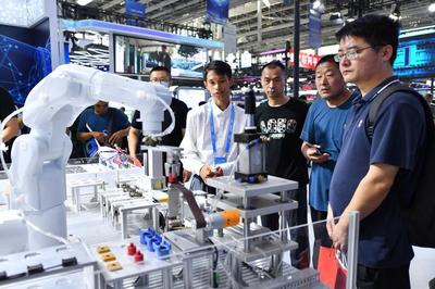 5G智慧工廠機(jī)器人在2023中國(guó)國(guó)際數(shù)字經(jīng)濟(jì)博覽會(huì)上展示未來(lái)制造新趨勢(shì)